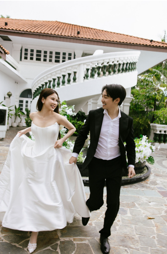 Newlyweds walking through the 1-Flowerhill courtyard in Sentosa